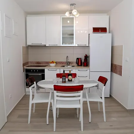 Megi Podstrana